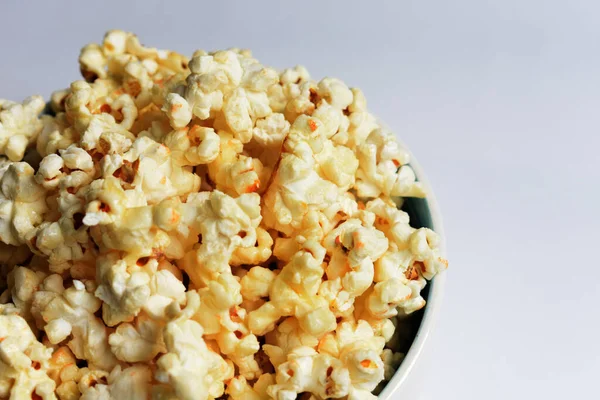 Beyaz arka planda izole edilmiş patlamış mısır kasesi, tatlı tereyağı veya karamelli patlamış mısır, tuzlu