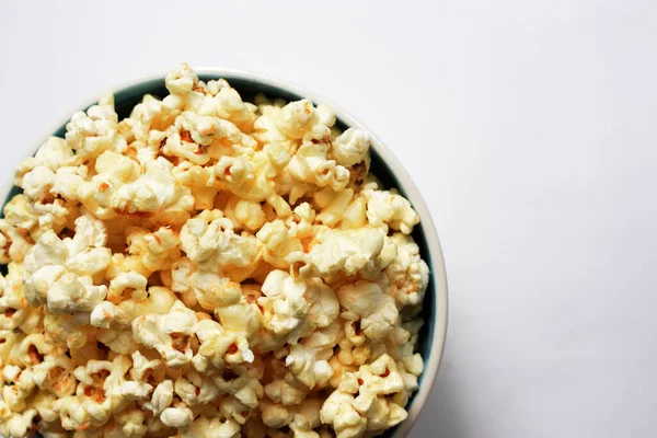 Beyaz arka planda izole edilmiş patlamış mısır kasesi, tatlı tereyağı veya karamelli patlamış mısır, tuzlu