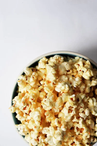 Beyaz arka planda izole edilmiş patlamış mısır kasesi, tatlı tereyağı veya karamelli patlamış mısır, tuzlu