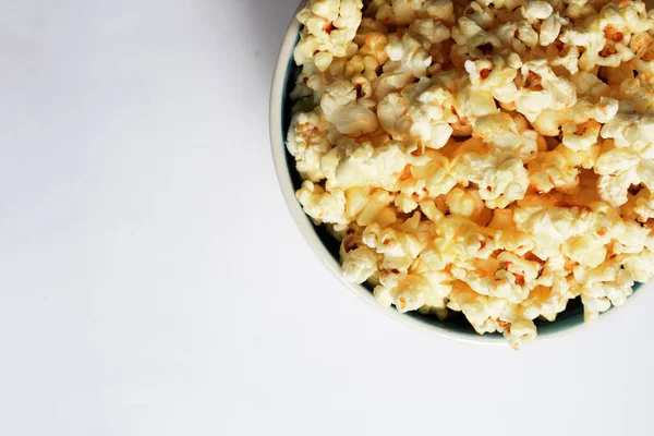 Beyaz arka planda izole edilmiş patlamış mısır kasesi, tatlı tereyağı veya karamelli patlamış mısır, tuzlu