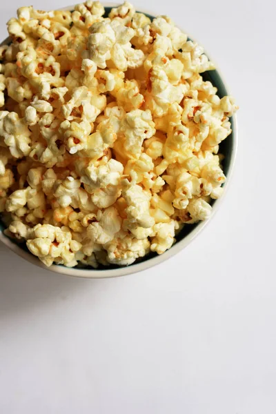 Popcornschale Isoliert Auf Weißem Hintergrund Süße Butter Oder Karamell Popcorn — Stockfoto