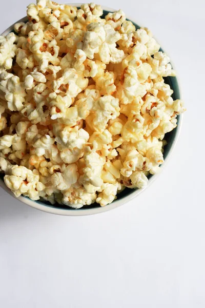Miska Popcornu Izolowana Białym Tle Słodkie Masło Lub Karmelowy Popcorn — Zdjęcie stockowe