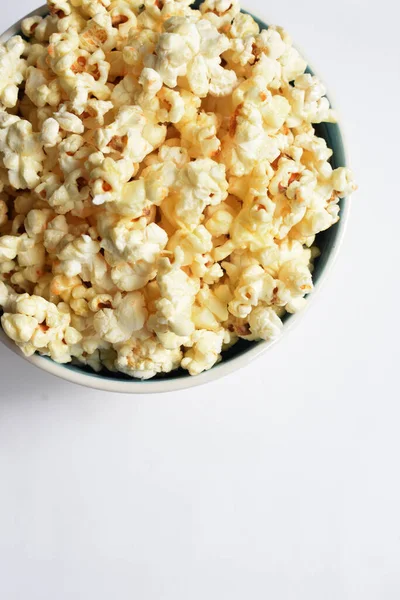 Beyaz arka planda izole edilmiş patlamış mısır kasesi, tatlı tereyağı veya karamelli patlamış mısır, tuzlu