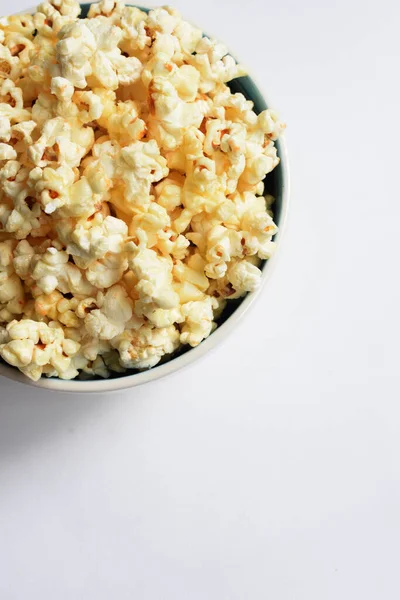 Beyaz arka planda izole edilmiş patlamış mısır kasesi, tatlı tereyağı veya karamelli patlamış mısır, tuzlu