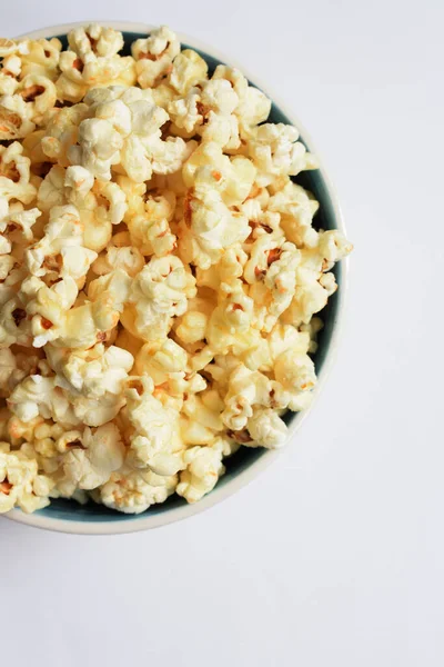 Beyaz arka planda izole edilmiş patlamış mısır kasesi, tatlı tereyağı veya karamelli patlamış mısır, tuzlu