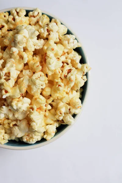 Beyaz arka planda izole edilmiş patlamış mısır kasesi, tatlı tereyağı veya karamelli patlamış mısır, tuzlu