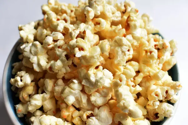 Popcornschale Isoliert Auf Weißem Hintergrund Süße Butter Oder Karamell Popcorn — Stockfoto