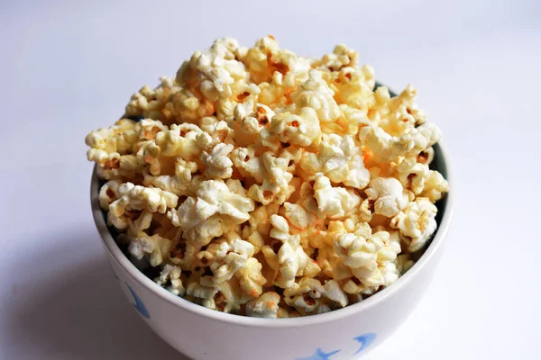 Beyaz arka planda izole edilmiş patlamış mısır kasesi, tatlı tereyağı veya karamelli patlamış mısır, tuzlu