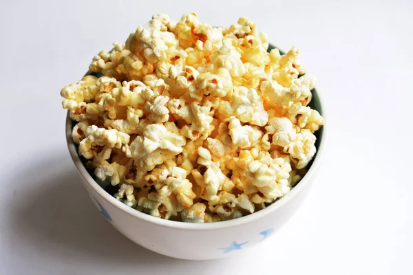 Beyaz arka planda izole edilmiş patlamış mısır kasesi, tatlı tereyağı veya karamelli patlamış mısır, tuzlu