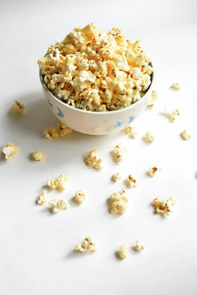 Popcornschale Isoliert Auf Weißem Hintergrund Süße Butter Oder Karamell Popcorn — Stockfoto