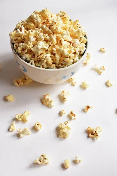 Beyaz arka planda izole edilmiş patlamış mısır kasesi, tatlı tereyağı veya karamelli patlamış mısır, tuzlu