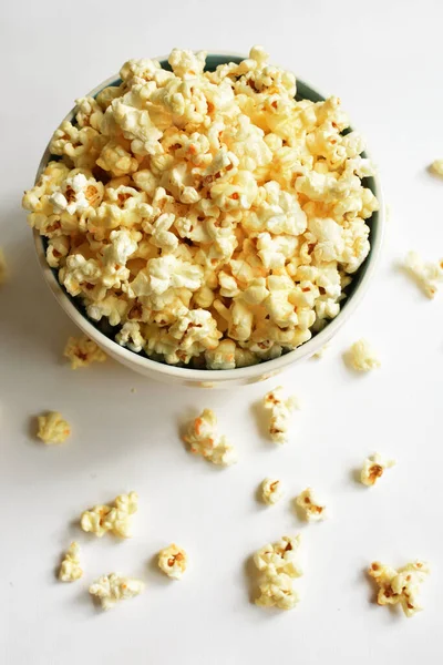Beyaz arka planda izole edilmiş patlamış mısır kasesi, tatlı tereyağı veya karamelli patlamış mısır, tuzlu