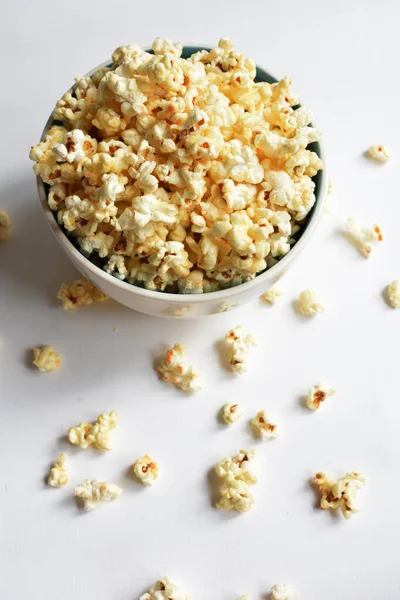 Beyaz arka planda izole edilmiş patlamış mısır kasesi, tatlı tereyağı veya karamelli patlamış mısır, tuzlu