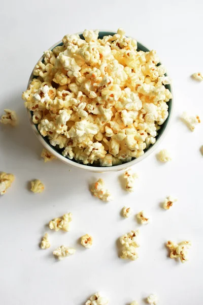 Beyaz arka planda izole edilmiş patlamış mısır kasesi, tatlı tereyağı veya karamelli patlamış mısır, tuzlu