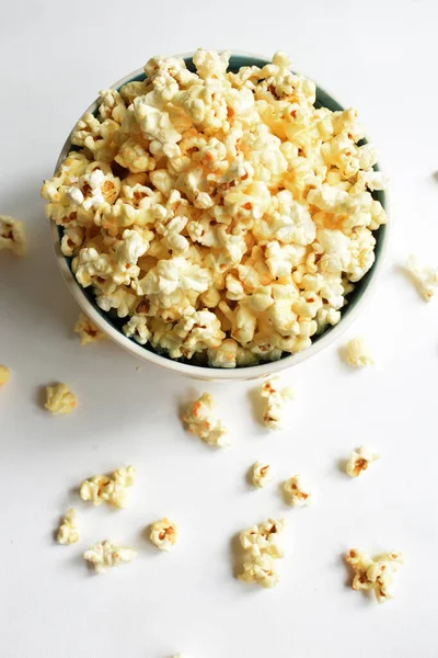 Beyaz arka planda izole edilmiş patlamış mısır kasesi, tatlı tereyağı veya karamelli patlamış mısır, tuzlu