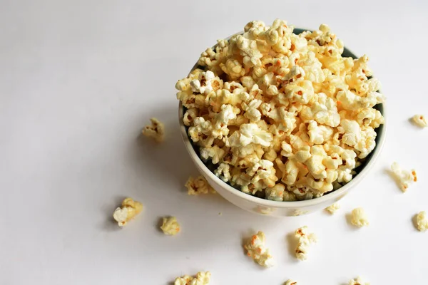 Beyaz arka planda izole edilmiş patlamış mısır kasesi, tatlı tereyağı veya karamelli patlamış mısır, tuzlu