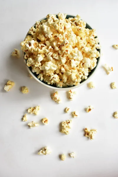 Beyaz arka planda izole edilmiş patlamış mısır kasesi, tatlı tereyağı veya karamelli patlamış mısır, tuzlu