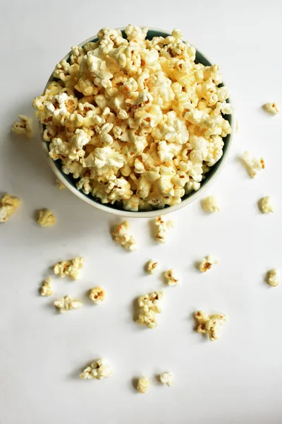 Beyaz arka planda izole edilmiş patlamış mısır kasesi, tatlı tereyağı veya karamelli patlamış mısır, tuzlu