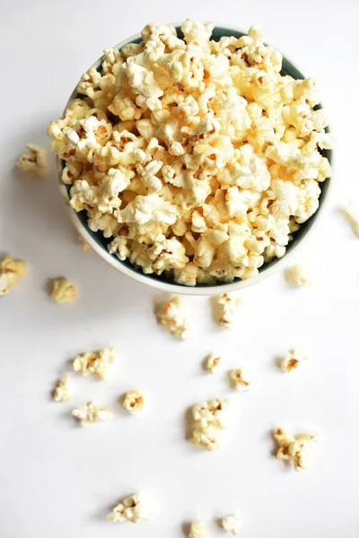 Popcornschale Isoliert Auf Weißem Hintergrund Süße Butter Oder Karamell Popcorn — Stockfoto