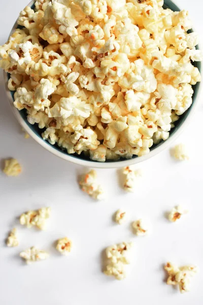 Popcornschale Isoliert Auf Weißem Hintergrund Süße Butter Oder Karamell Popcorn — Stockfoto