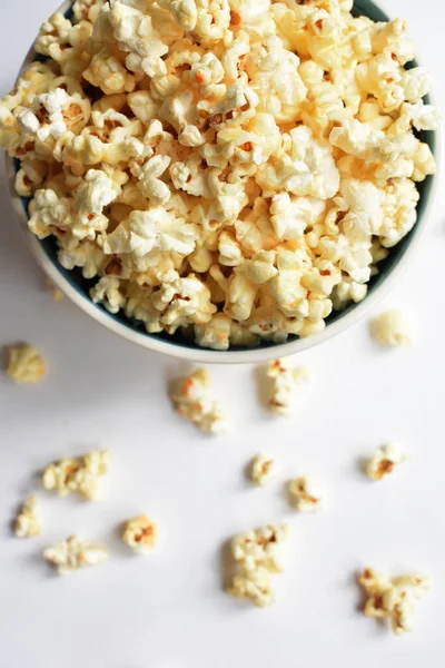 Popcornschale Isoliert Auf Weißem Hintergrund Süße Butter Oder Karamell Popcorn — Stockfoto