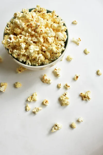 Beyaz arka planda izole edilmiş patlamış mısır kasesi, tatlı tereyağı veya karamelli patlamış mısır, tuzlu