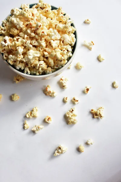 Beyaz arka planda izole edilmiş patlamış mısır kasesi, tatlı tereyağı veya karamelli patlamış mısır, tuzlu