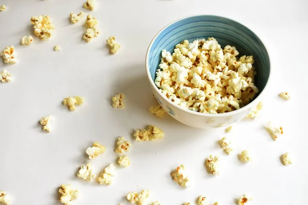 Beyaz arka planda izole edilmiş patlamış mısır kasesi, tatlı tereyağı veya karamelli patlamış mısır, tuzlu