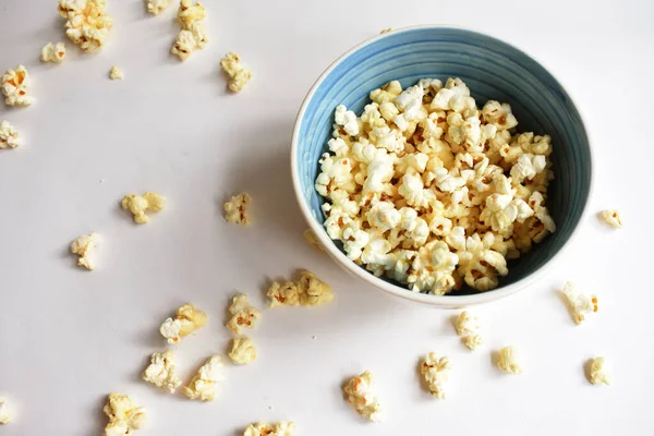 Beyaz arka planda izole edilmiş patlamış mısır kasesi, tatlı tereyağı veya karamelli patlamış mısır, tuzlu