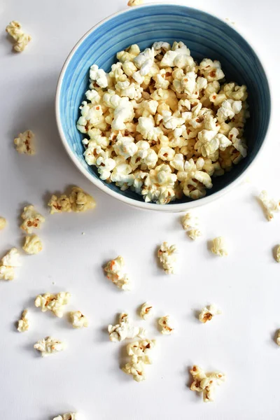 Beyaz arka planda izole edilmiş patlamış mısır kasesi, tatlı tereyağı veya karamelli patlamış mısır, tuzlu