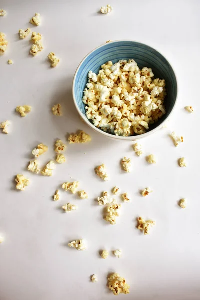 Beyaz arka planda izole edilmiş patlamış mısır kasesi, tatlı tereyağı veya karamelli patlamış mısır, tuzlu