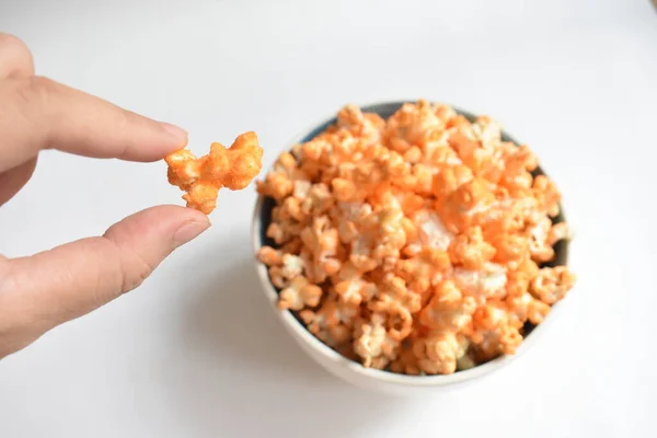 Popcorn Miska Izolované Bílém Pozadí Sladké Máslo Nebo Karamelový Popcorn — Stock fotografie