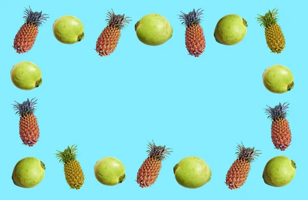 Verse Groene Kokosnoten Ananasvruchten Pastelgeel Witte Ondergrond Geen Schaduw Plat — Stockfoto