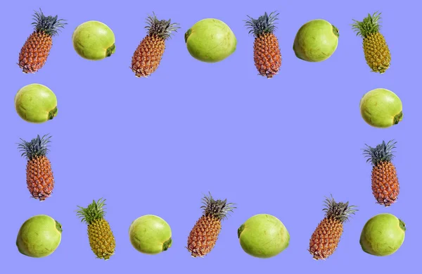 新鲜的绿色椰子和菠萝果 背景为淡黄色 无阴影 顶部景观 热带或夏季果架 食物和饮料 — 图库照片