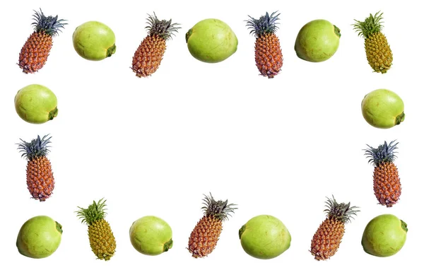 新鲜的绿色椰子和菠萝果 背景为淡黄色 无阴影 顶部景观 热带或夏季果架 食物和饮料 — 图库照片