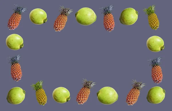 Φρέσκες Πράσινες Καρύδες Και Φρούτα Ανανά Παστέλ Κίτρινο Λευκό Φόντο — Φωτογραφία Αρχείου