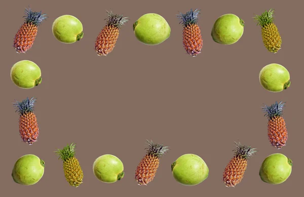 Frische Grüne Kokosnüsse Und Ananasfrüchte Pastellgelbem Weißen Hintergrund Kein Schatten — Stockfoto