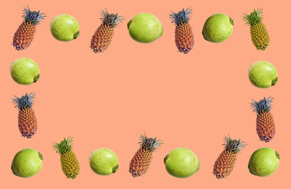 Färska Gröna Kokosnötter Och Ananas Frukt Pastellgul Vit Bakgrund Ingen — Stockfoto