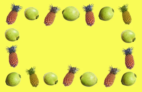 Färska Gröna Kokosnötter Och Ananas Frukt Pastellgul Vit Bakgrund Ingen — Stockfoto