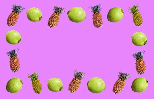 Verse Groene Kokosnoten Ananasvruchten Pastelgeel Witte Ondergrond Geen Schaduw Plat — Stockfoto