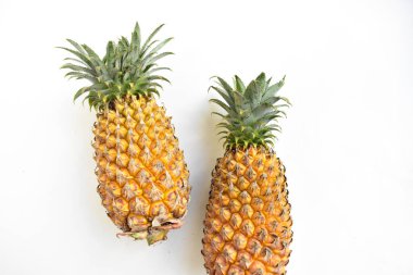 Beyaz arka planda izole edilmiş iki portakal, gölge yok, taze tropikal meyve arka planı, yaz, tatil, yiyecek ve içecek, sulu, serin, vegan, sağlıklı yiyecek, fitness