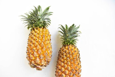 Beyaz arka planda izole edilmiş iki portakal, gölge yok, taze tropikal meyve arka planı, yaz, tatil, yiyecek ve içecek, sulu, serin, vegan, sağlıklı yiyecek, fitness