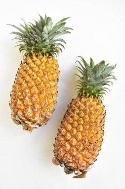 Beyaz arka planda izole edilmiş iki portakal, gölge yok, taze tropikal meyve arka planı, yaz, tatil, yiyecek ve içecek, sulu, serin, vegan, sağlıklı yiyecek, fitness