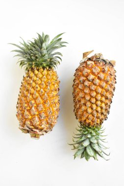 Beyaz arka planda izole edilmiş iki portakal, gölge yok, taze tropikal meyve arka planı, yaz, tatil, yiyecek ve içecek, sulu, serin, vegan, sağlıklı yiyecek, fitness