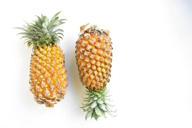 Beyaz arka planda izole edilmiş iki portakal, gölge yok, taze tropikal meyve arka planı, yaz, tatil, yiyecek ve içecek, sulu, serin, vegan, sağlıklı yiyecek, fitness