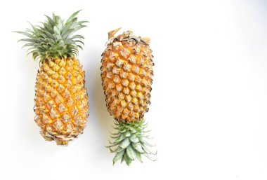 Beyaz arka planda izole edilmiş iki portakal, gölge yok, taze tropikal meyve arka planı, yaz, tatil, yiyecek ve içecek, sulu, serin, vegan, sağlıklı yiyecek, fitness