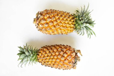 Beyaz arka planda izole edilmiş iki portakal, gölge yok, taze tropikal meyve arka planı, yaz, tatil, yiyecek ve içecek, sulu, serin, vegan, sağlıklı yiyecek, fitness