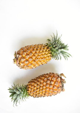 Beyaz arka planda izole edilmiş iki portakal, gölge yok, taze tropikal meyve arka planı, yaz, tatil, yiyecek ve içecek, sulu, serin, vegan, sağlıklı yiyecek, fitness