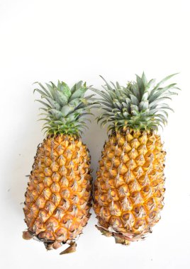 Beyaz arka planda izole edilmiş iki portakal, gölge yok, taze tropikal meyve arka planı, yaz, tatil, yiyecek ve içecek, sulu, serin, vegan, sağlıklı yiyecek, fitness