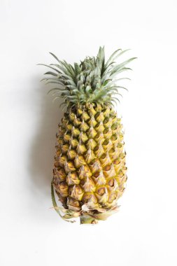 Beyaz arka planda izole edilmiş iki portakal, gölge yok, taze tropikal meyve arka planı, yaz, tatil, yiyecek ve içecek, sulu, serin, vegan, sağlıklı yiyecek, fitness